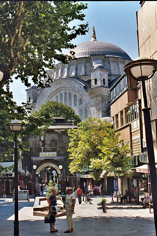 Jennifer & Patty approaching the Blue Mosque
