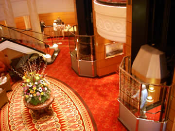 QM2 Main Lobby
