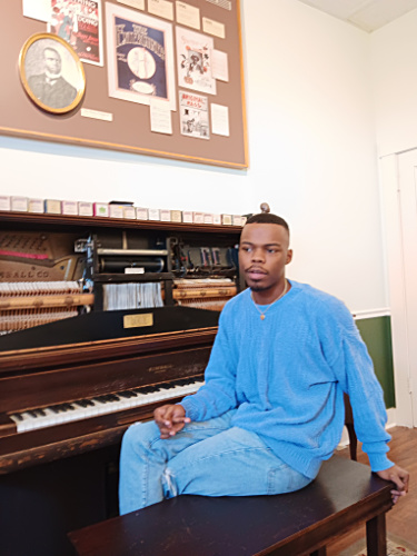 Musicollegist and piano player 