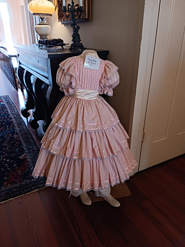 women's dress from the 19th century